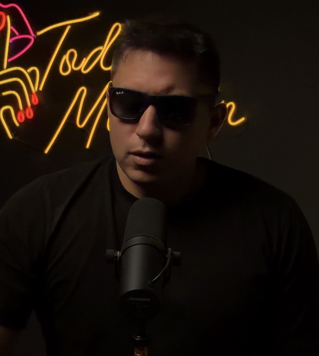 RZ hablando frente al micrófono